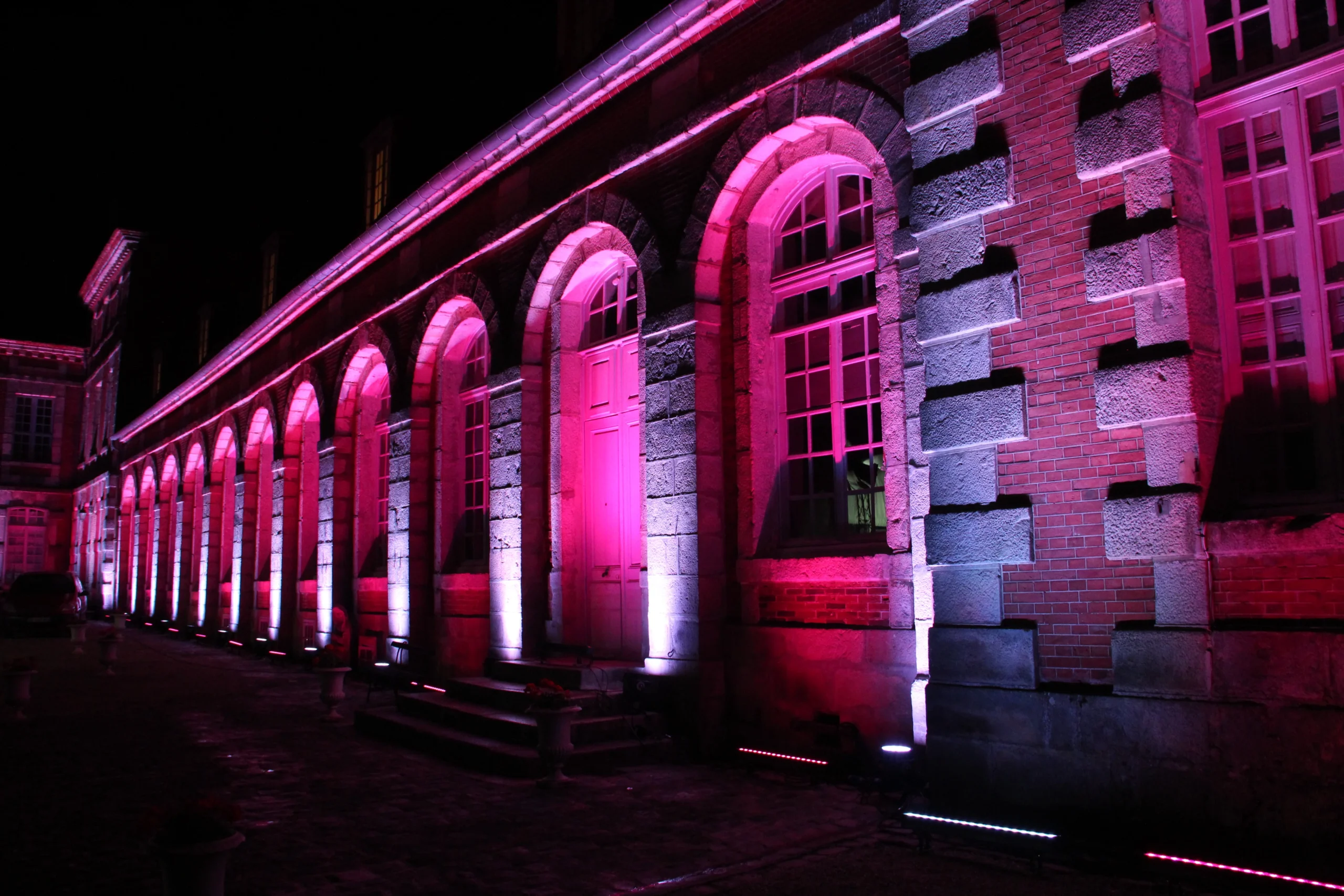 éclairage mural rose et blanc