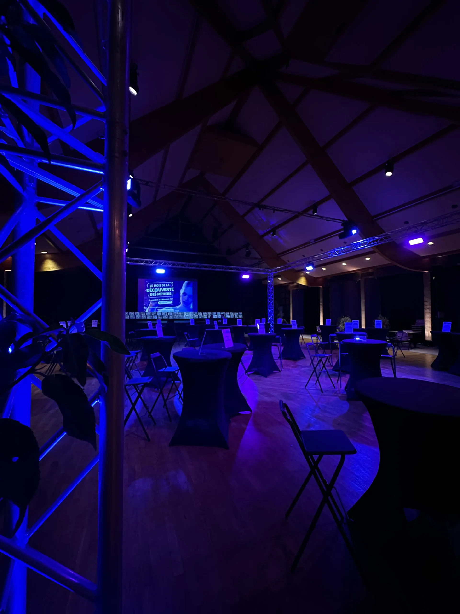 salon de l'orientation avec une structure et un éclairage violet