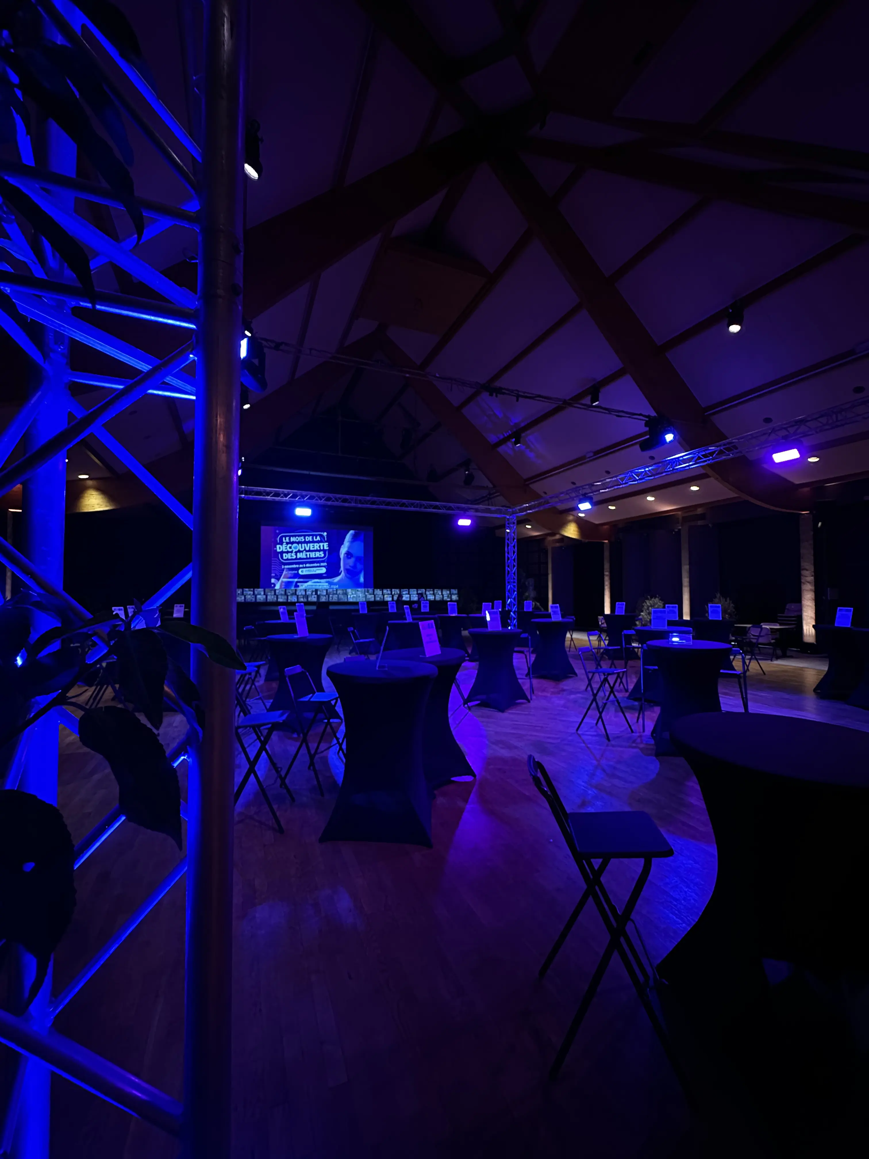 salon de l'orientation avec une structure et un éclairage violet