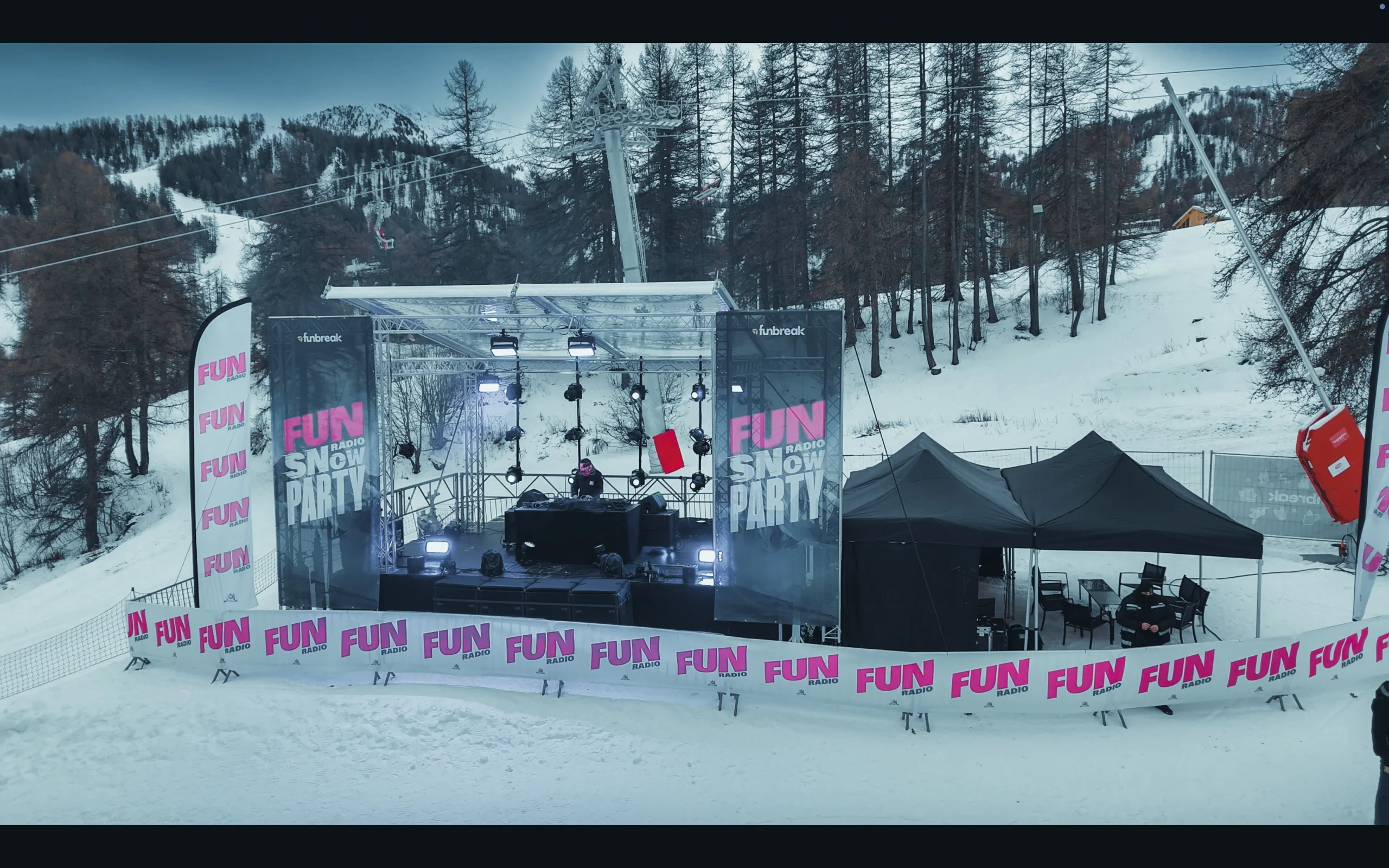 scène du Fun Radio Snow Party concert en plein air dans une station de ski