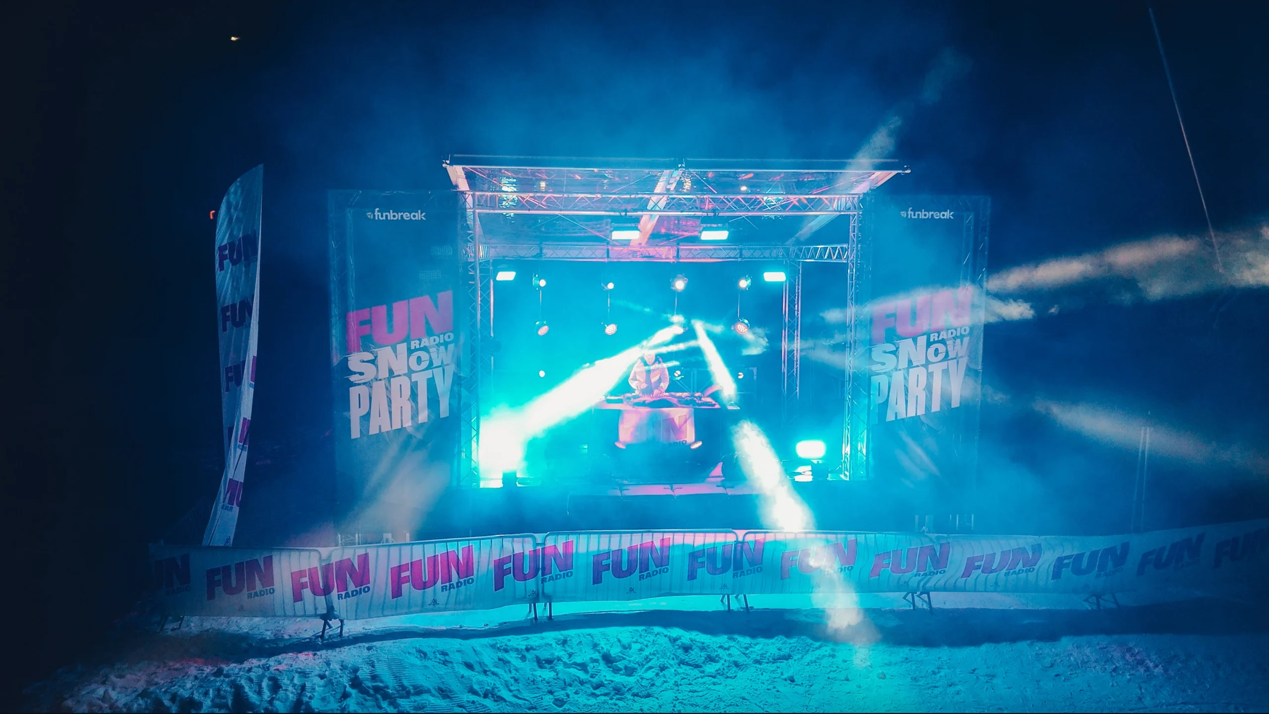 scène sur mesure dans une station de ski avec DJ set