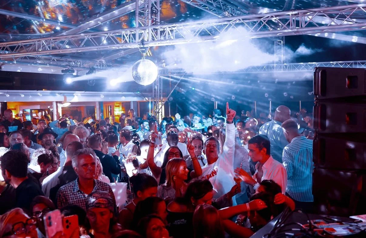 soirée de fin de saison pour un restaurant a La Baule sur la plage