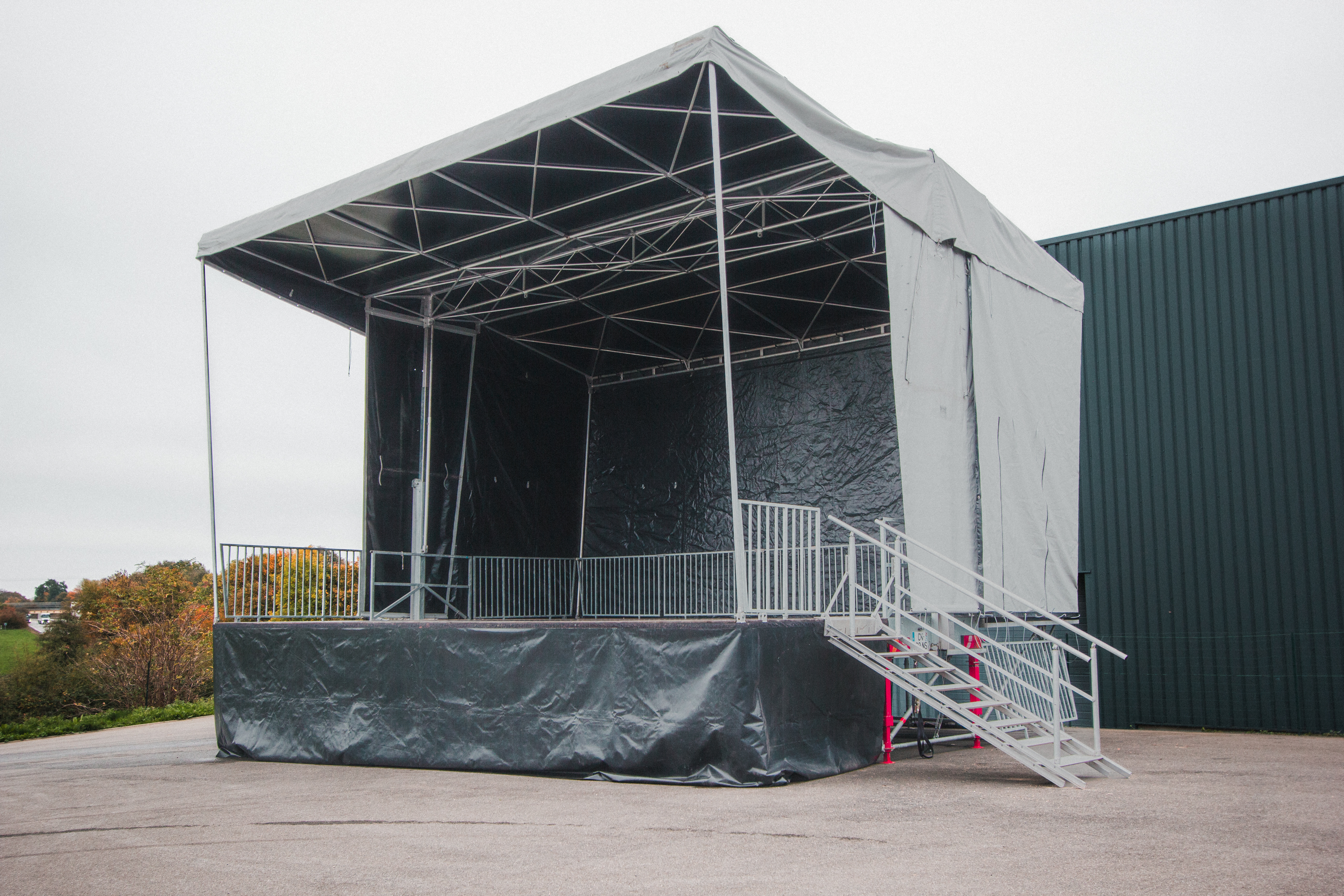 Location EUROPODIUM - Scène Mobile HYDRAU IV - 9x6,70m professionnel