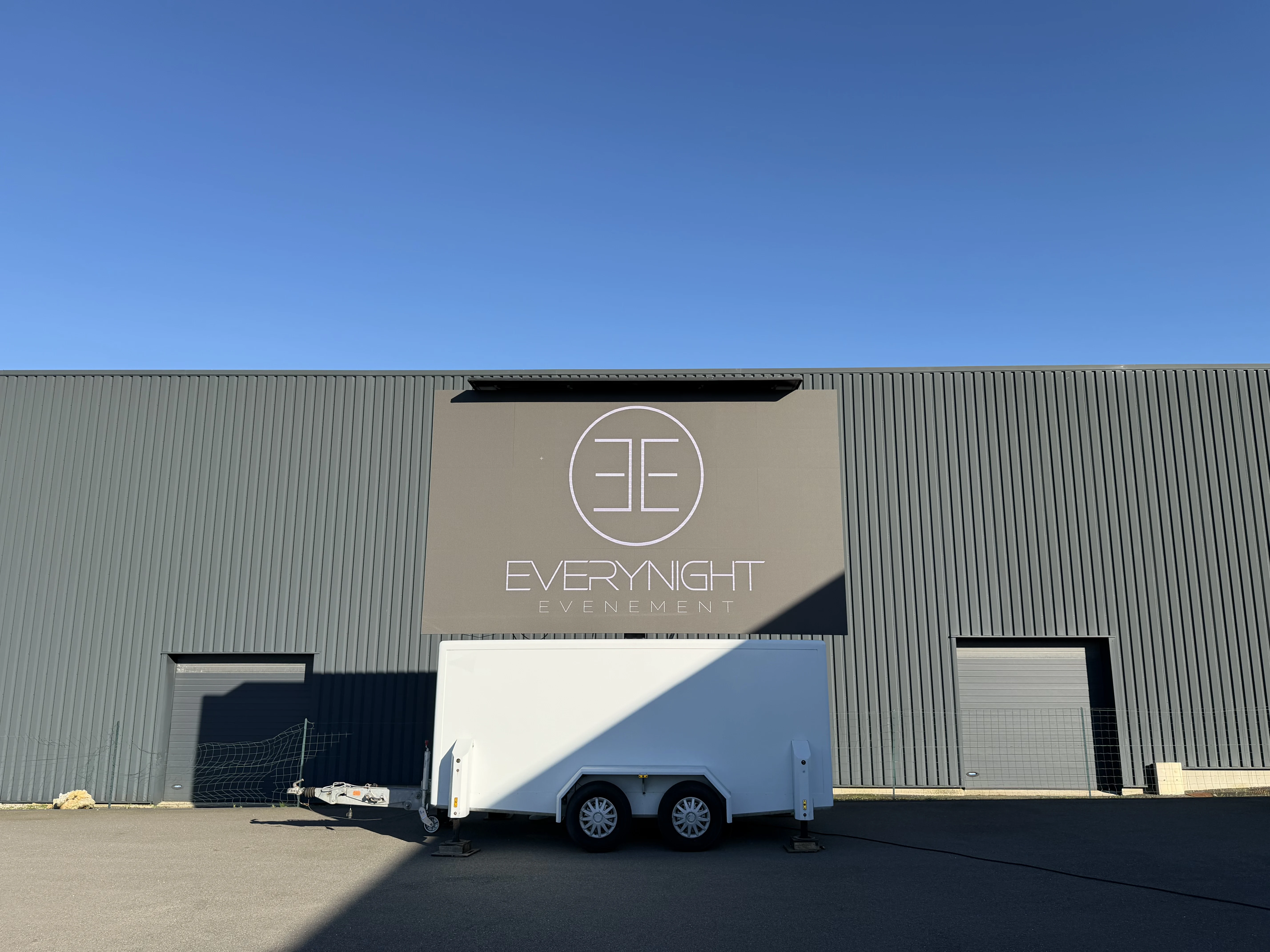 Location Remorque écran led 15m² / Taille : 5x3m - Pitch de 3,9mm professionnel